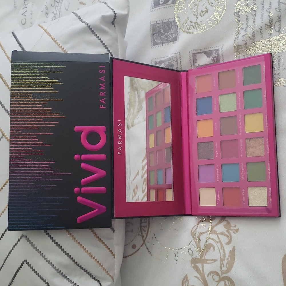 18 Vivid Eyeshadow Palette 18 Shades